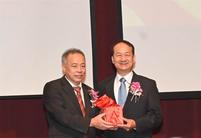 高苑科大董事长林辉政（左）将印信交给新任校长陈天惠。（林瑞益摄）