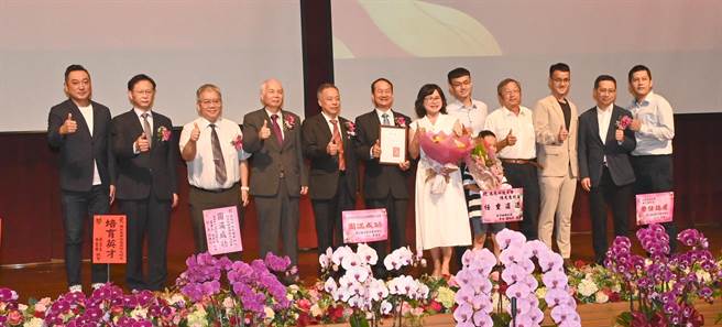 高苑科大再出发，新任校长陈天惠（左六）与董事会合影。（林瑞益摄）