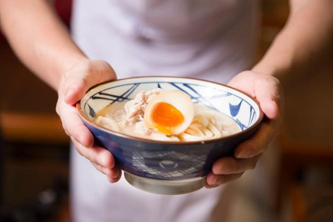 指定日持SKM Park Outlets会员卡于全馆消费累计满1000元，可兑换丸龟制麵100元现金抵用券。（SKM Park Outlets提供）