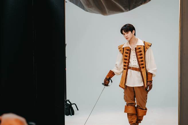 韩国音乐剧《三剑客》，男团歌手Ren饰演主角达太安的定装侧拍。（台中国家歌剧院提供／陈淑芬台中传真）