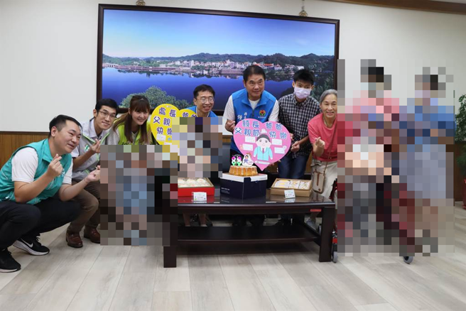 幼安教養院院童準備卡片與蛋糕祝福縣長鍾東錦等人父親節快樂。（苗栗縣政府提供／李京昇苗栗傳真）