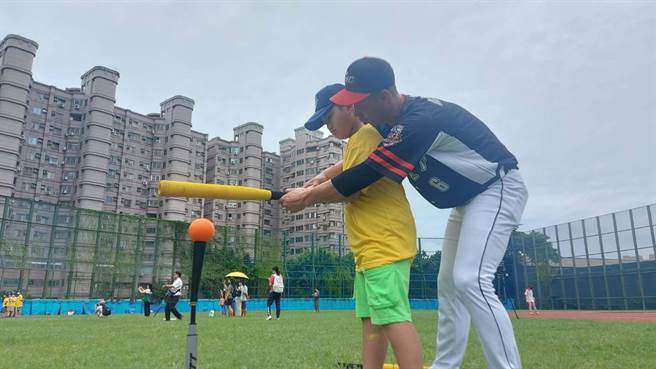 棒球队国手廖俊凯贴身指导，他鼓励小朋友从小接触棒球运动。（柯宗纬翻摄）