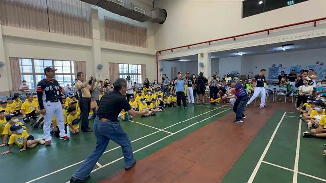 台电高雄区处长张以诺今为活动开球。（柯宗纬摄）