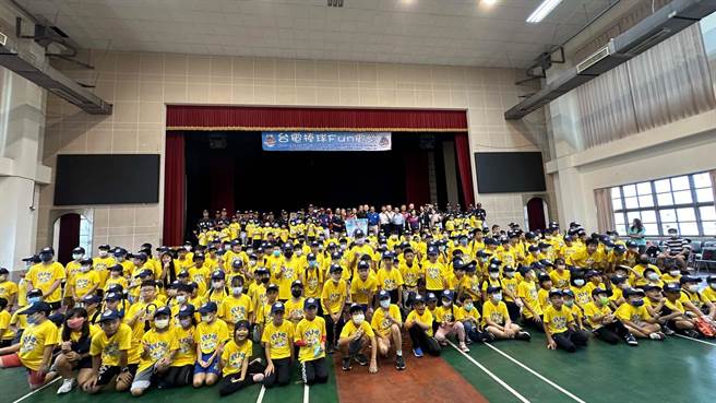 台电棒球Fun电营高雄场次今天在三民高中登场，营队为期5天，活动免费开放报名，首周旋即秒杀，300多个名额全满。（柯宗纬摄）