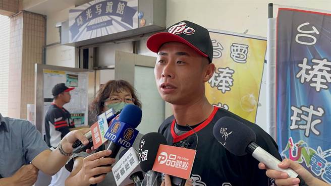 棒球队国手廖俊凯贴身指导，他鼓励小朋友从小接触棒球运动。（柯宗纬摄）