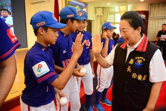縣長徐榛蔚感謝教練和球員們讓花蓮發光。（王志偉攝）