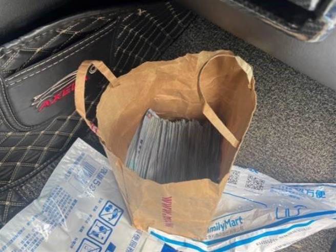 年僅17歲陳姓少年暑期從事車手工作遭警識破，經警方勸說，協助警方逮捕上手19歲賴姓共犯，查獲合計近80萬元現金。（民眾提供／潘虹恩台中傳真）