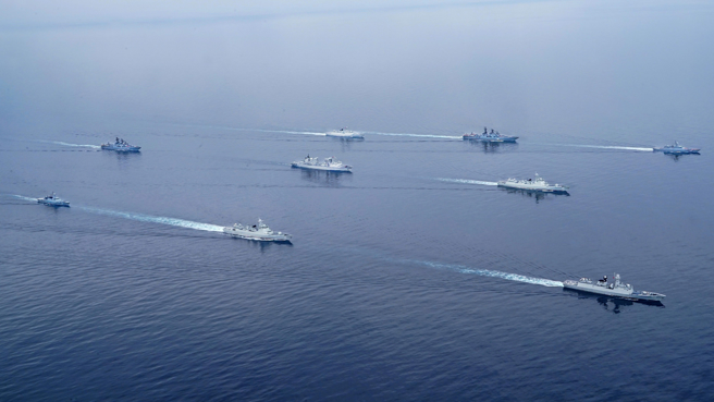 中俄参演舰艇编队7月20日在「北部·联合-2023」演习中，于日本海域展开海空护航演练。（新华社）