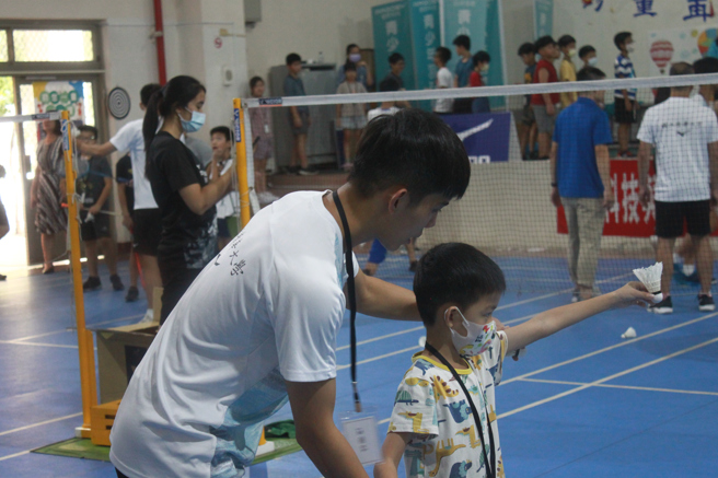 优群科技携手清华大学羽球队，在屏东县东光国小举办公益夏令营。（清华大学羽球队提供）