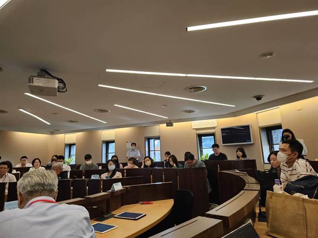 环保署今(8)日举办「纺织品制服循环採购规范草案」座谈会，邀请专家学者、公部门机关、国营及泛公股国营企业、银行业等共议服饰绿色循环採购的经验及想法。（李柏澔摄）