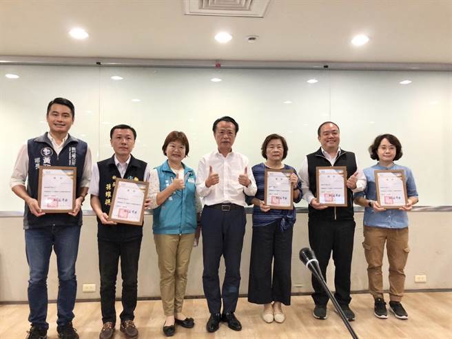 嘉义县长翁章梁颁奖给辅导社区绩优乡镇市公所。（嘉义县政府提供／廖素慧嘉县传真）