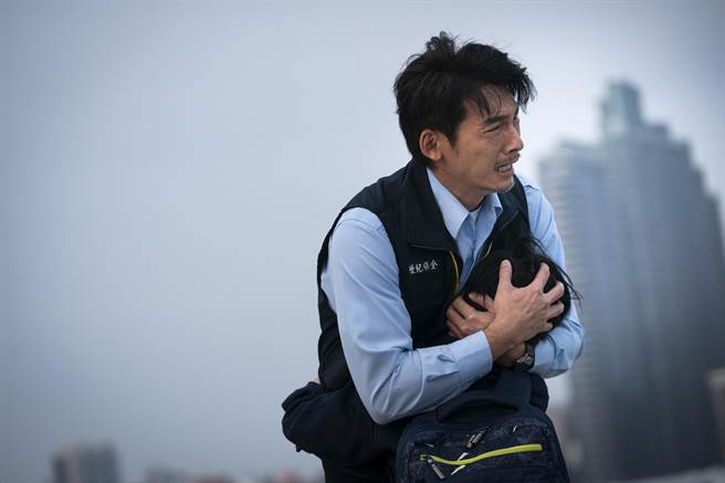 温升豪在片中演出「鲁蛇老爸」，一改过去菁英形象。（采昌提供）