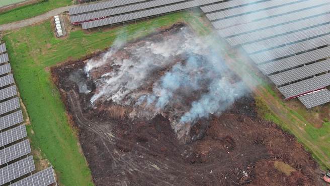 台南市官田区南廍里一处非法废木材堆置场从7月24日清晨发生火灾，事发经过16天，仍持续闷烧中。（台南市消防局提供／张毓翎台南传真）
