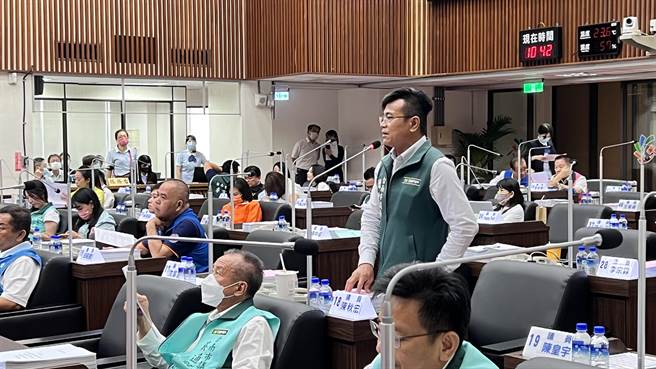 台南市议员陈秋宏8日在议会临时会提案，针对官田废木材堆置场的火警，要求相关局处做专案报告。（张毓翎摄）