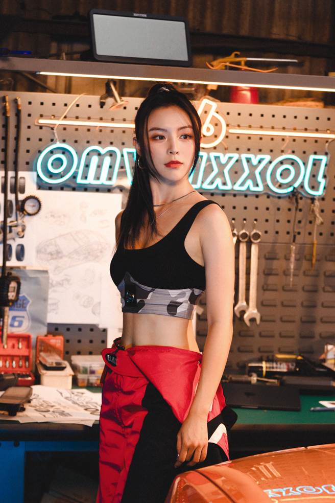 Elkie化身帥氣性感的女車手。（KEYMAXii提供）