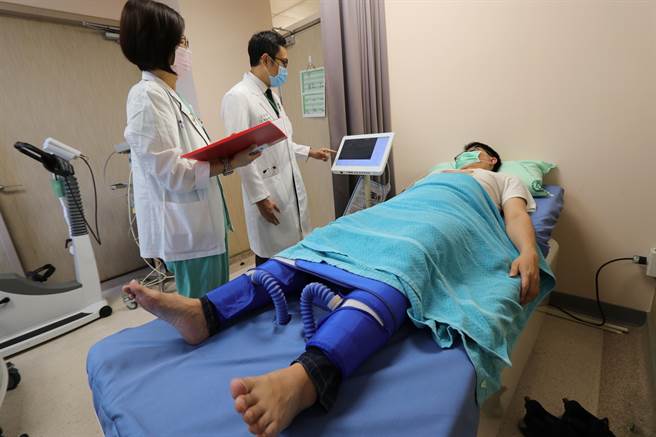 45岁男子「阿信」心臟衰竭指数高达4800，经「体外反搏治疗」治疗3个月，心臟衰竭指数降到680，每天可以跟亲友骑单车20多公里也不累。示意图非当事病患。（亚大医院提供／潘虹恩台中传真）