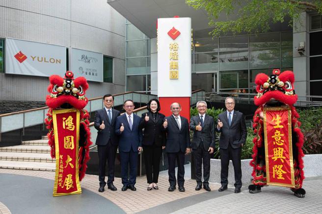 （裕隆集團執行長嚴陳莉蓮帶領一級主管共同揭示總部全新企業識別立招。圖／業者提供）