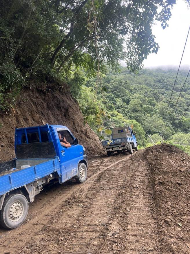 投89線下午搶通，恢復通車，但遇大雨或臨時坍方則隨時關閉道路。南投縣政府提供