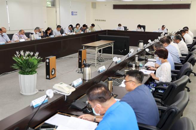 隨著道路搶通與電力逐漸恢復，南投縣政府宣布仁愛鄉明天恢復正常上班，但仍停止上課。南投縣政府提供