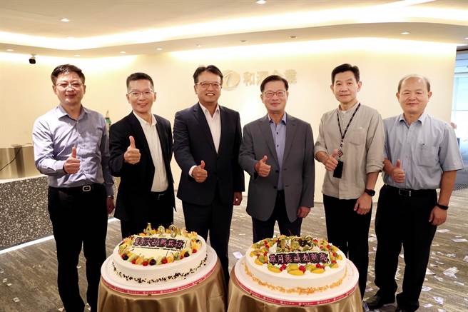 和润企业董事长刘源森(右三)及总经理林彦良(左三)带领经营团队营运攀峰。（和润提供）