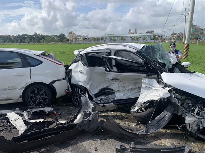 高雄市岡山區國軒路8日下午3時許發生一件嚴重車禍，圖為車禍現場。（翻攝照片／林瑞益高雄傳真）