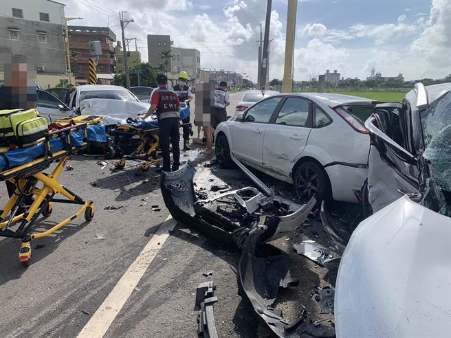 高雄市岡山區國軒路8日下午3時許發生一件嚴重車禍，警消到場救援。（翻攝照片／林瑞益高雄傳真）