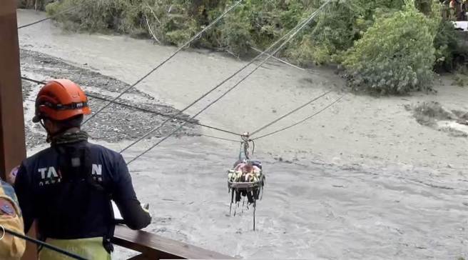 台中特搜大隊、南投縣消防局、消防署特搜及新北市消防局8日架設2組橫渡繩索，救出廬山受困災民。（民眾提供）