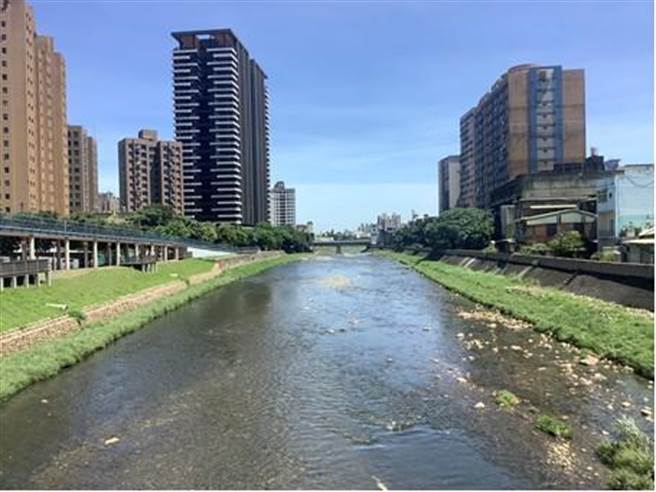 南崁溪(近大桧溪桥)河水清澈见底。(水务局提供／蔡依珍桃园传真)