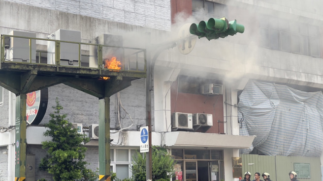 台北荣总旁变电箱起火。（翻摄画面）