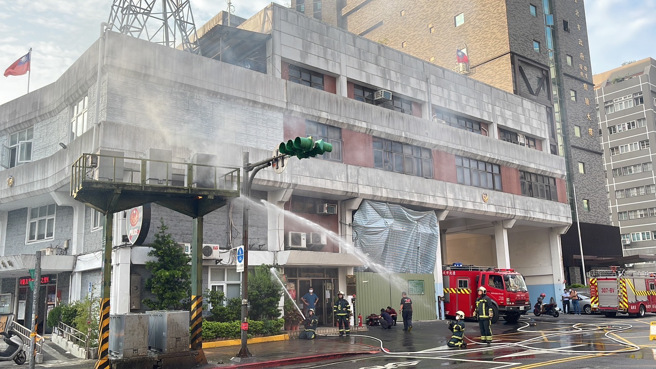 台北荣总旁变电箱起火。（翻摄画面）