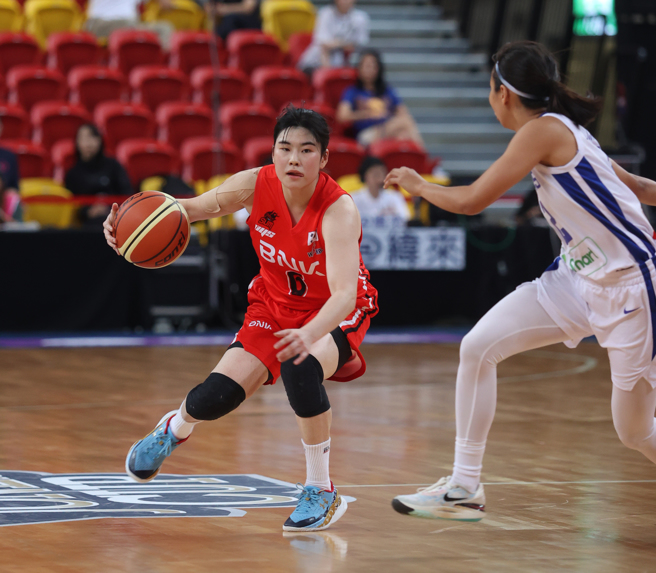 李昭喜（左）投進5記三分球，攻下19分，在瓊斯盃幫助韓國隊擊敗菲律賓隊。（中華籃協提供）