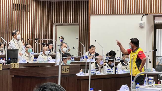 台南市政府經發局針對台南市議會3年前決議台61線以西禁審光電場一案，是否含括屋頂型，8日在臨時會請議會釋疑，引發無黨籍台南市議員陳昆和（左一）強烈炮轟。（張毓翎攝）