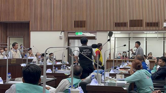 眼看議員們爭吵不休，市長黃偉哲立即指示經發局撤回釋疑案。（張毓翎攝）