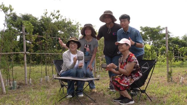 长滨乡心泊露营场上月通过微型露营场申设第1阶段，经营者李姓父子因向往台东「好山、好水、好无聊」，9年前从北部东漂。（萧嘉蕙摄）