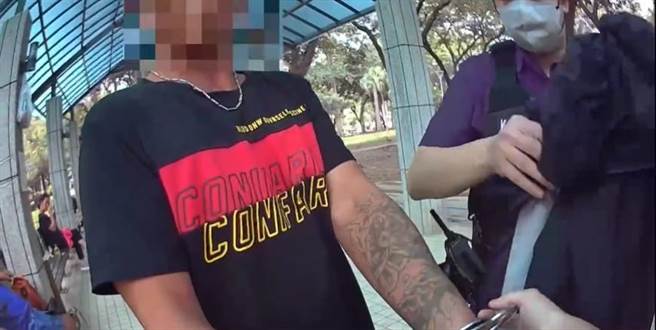 男子因家暴遭通缉，后续员警依规定逮捕，并解送归案。（翻摄照片／崔正纲高雄传真）