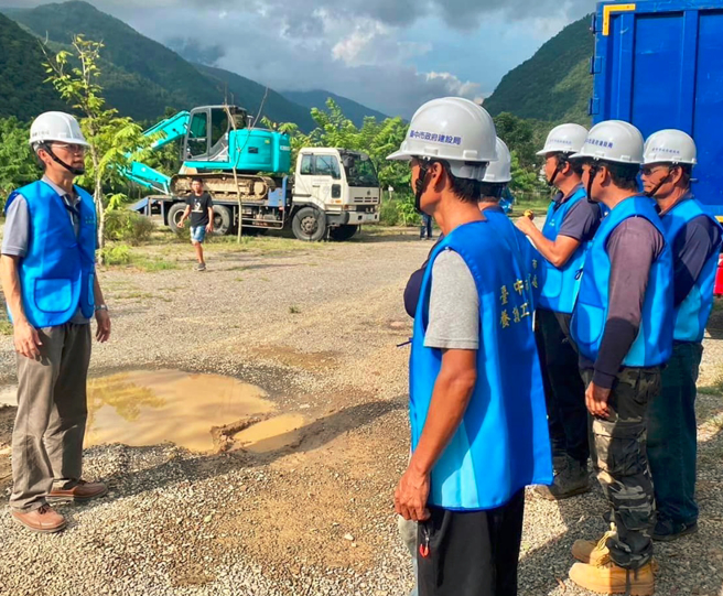 盧秀燕感謝台中市消防局特搜大隊、建設局、水利局及環保局在父親節當天到外縣市救災。（圖／取自盧秀燕臉書）