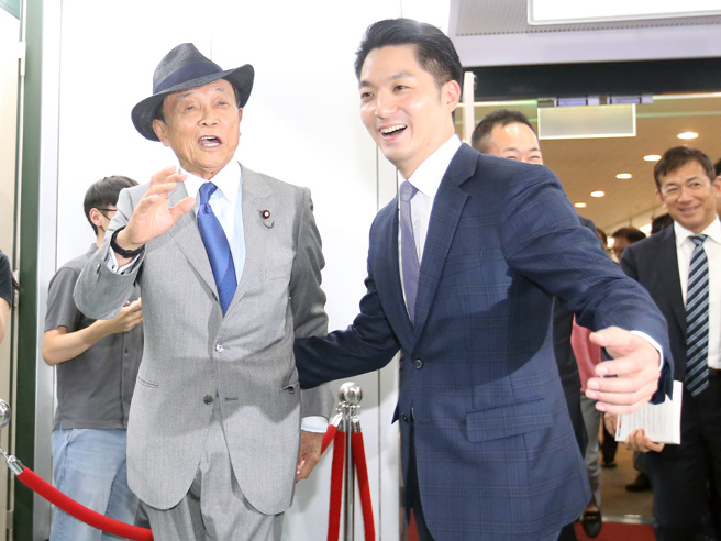 台北市長蔣萬安（右起）8日會晤日本前首相麻生太郎，會後離去時麻生太郎向媒體揮手致意。外傳蔣萬安將親自率團出席上任以來首次舉辦的「台北上海雙城論壇」，萬蔣安8日表示一切都還在規畫中。（范揚光攝）