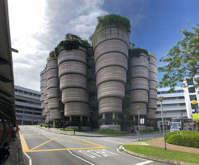 新加坡南洋理工大学学习中心，特殊角度的柱子以悬臂撑住楼板，就像穿过柱子编织的篮子，展现直接、不修饰且具实验性的学习精神。（林祺锦提供／吴娮翎台北传真）