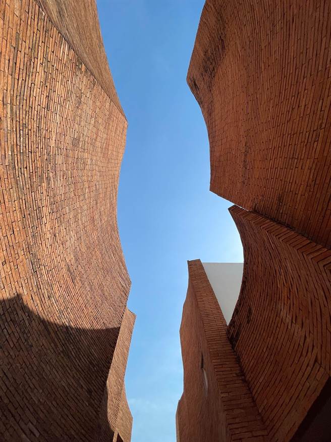 泰国萨拉大城酒店sala ayutthaya Hotel，以红砖为主视觉，没有住房一样可以到餐厅用餐享受美景。（林祺锦提供／吴娮翎台北传真）