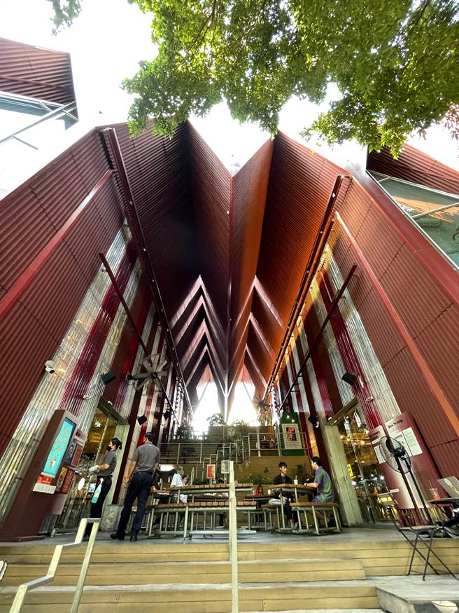 The Commons Saladaeng是着名的曼谷文青聚落，建筑以台式阶梯结合座椅与植栽，配有大型工业风扇，使整个空间产生通风对流，该设计特别适合曼谷气候。（林祺锦提供／吴娮翎台北传真）