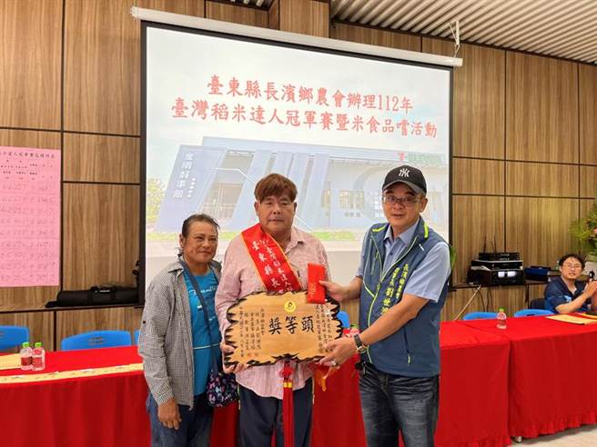 刘明青（中）去年参加「稻米达人竞赛」位居亚军，今年再战，荣获长滨乡稻米达人赛台湾好米组冠军。（台东农改场提供／萧嘉蕙台东传真）