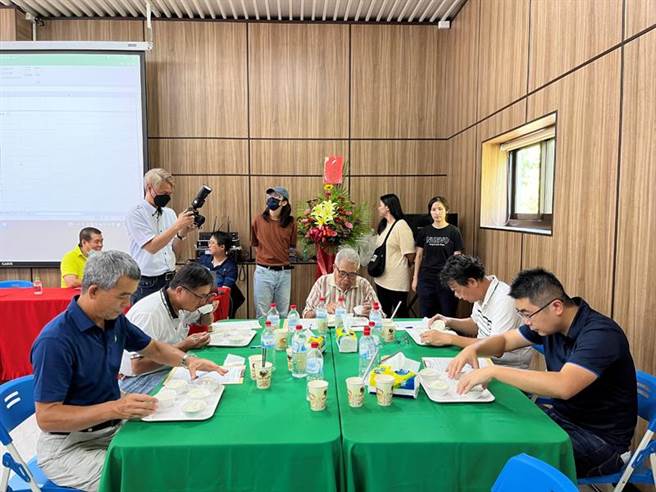 「稻米达人竞赛」以一致的流程进行白米烹煮，提供专家评审团进行官能品评。（台东农改场提供／萧嘉蕙台东传真）