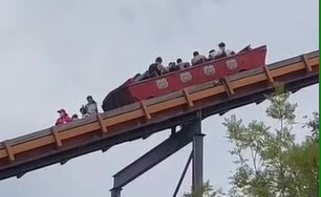 小人國「轟浪」設施今天傳出故障，15名遊客在工作人員引導下脫困。(民眾提供／呂筱蟬桃園傳真)