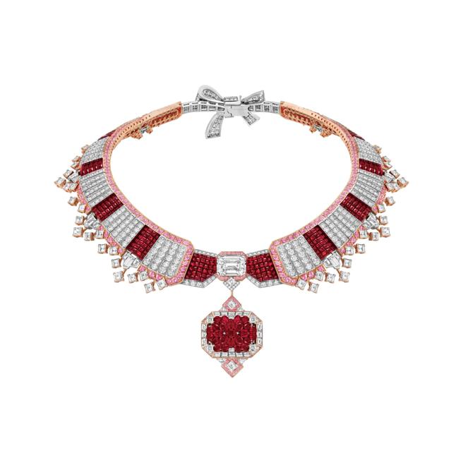 梵克雅宝Collerette Mysterieux红宝石珠宝套组，项炼主石则是51.14克拉和10.52克拉的赖索托传奇名钻钻石。（Van Cleef & Arpels提供／陶福媛台北传真）