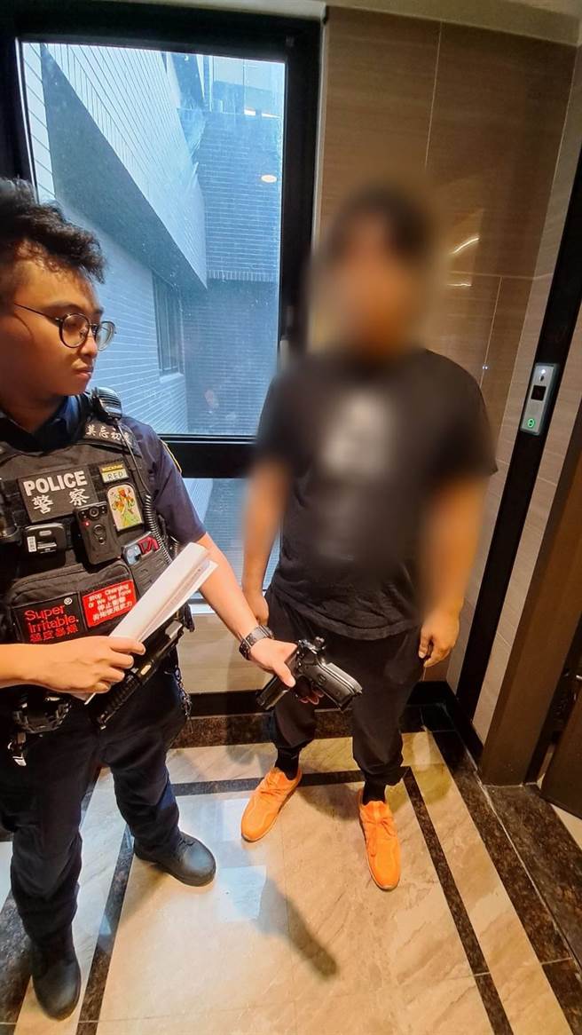警方循線查獲張男，並查扣他持有的BB槍。（中和警分局提供）