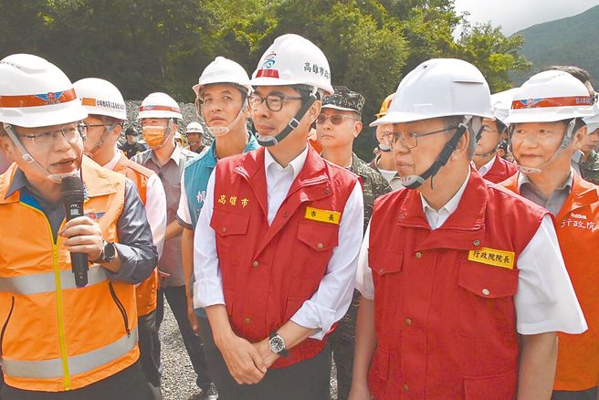 王鸿薇痛批陈建仁(右)，在高雄勘灾时暗酸南投之举很噁心。（资料照片）