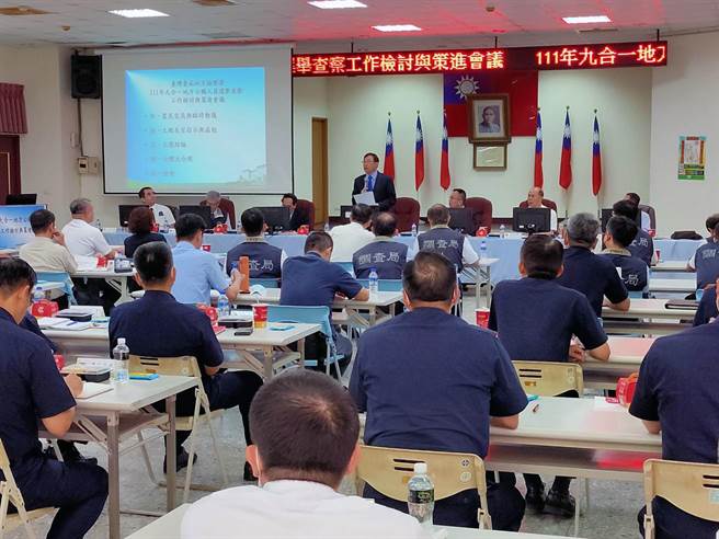 检察总长邢泰钊今天下午邀集台南地区的检警调廉移民等单位，在归仁警分局召开2022年九合一选举查察工作检讨与策进会议。（台南地检署提供／洪荣志台南传真）