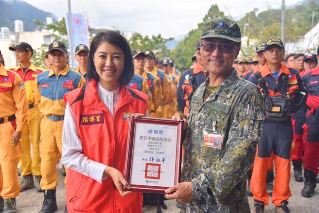 许淑华颁发感谢状给军方救灾代表，同时喊话中央尽速增派300国军弟兄协助南投灾民重建家园。南投县政府提供