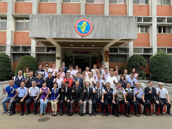 农委会升格农业部1日揭牌，所属茶及饮料作物改良场8日也举行揭牌典礼，为全台唯一官方茶及饮料作物试验研究单位。（茶改场提供／蔡明亘桃园传真）