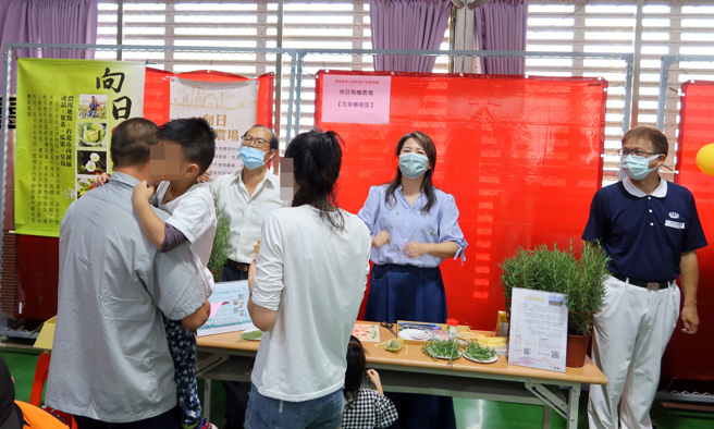 基隆監獄在父親節這一天，讓許久未見爸爸的小孩們與其父親一同玩樂。（圖／基隆監獄提供）